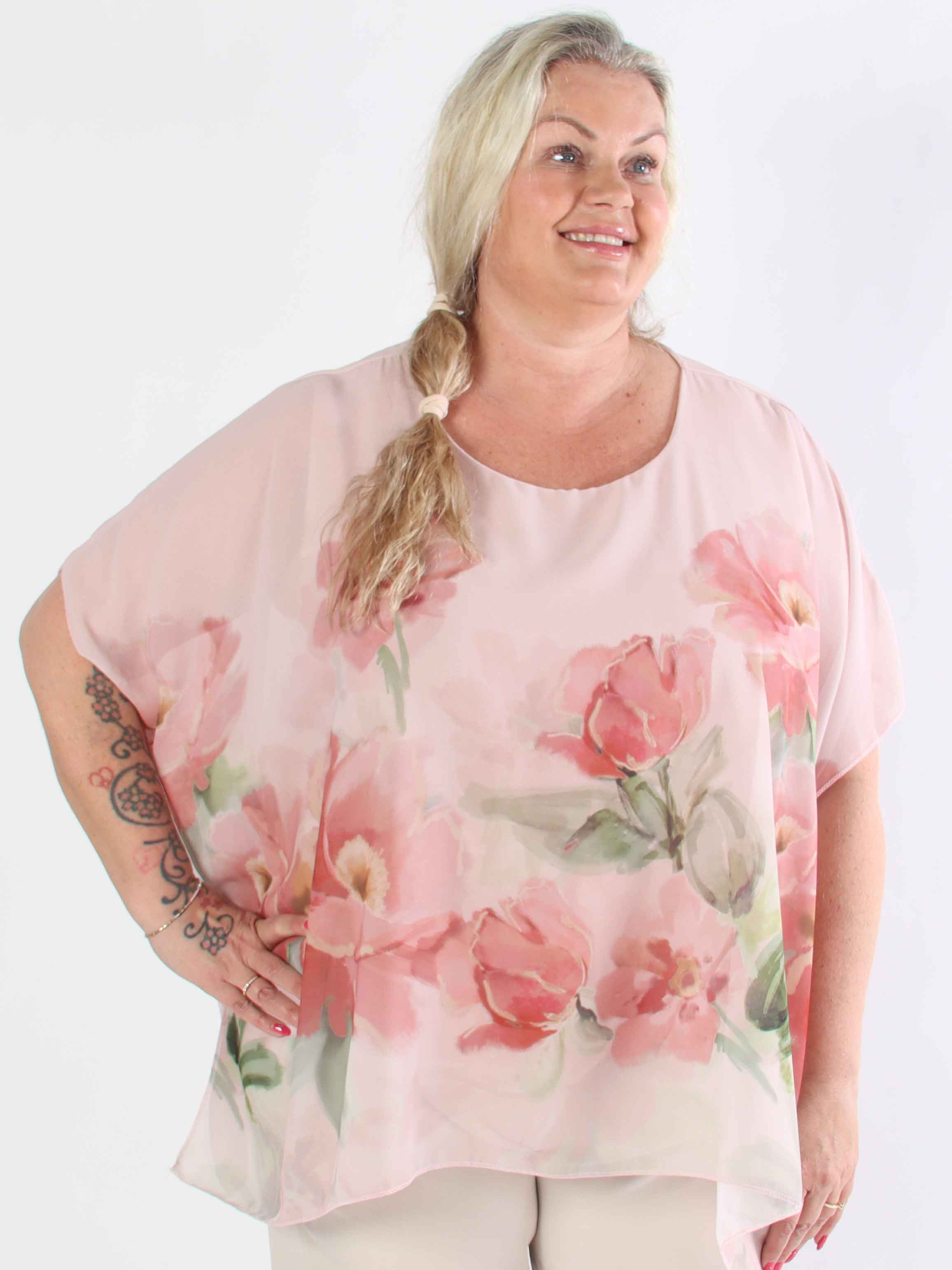Mirabella Shirt - Plus size-tunika med löst chiffonglager med blommiga motiv